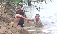 CLIP: Cứu sống bé gái 13 tuổi hai lần nhảy sông Đồng Nai tự tử 