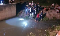 Bình Dương: Huy động máy bơm, người nhái tìm kiếm nạn nhân mất tích dưới kênh