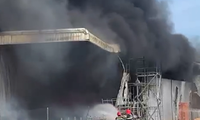 Cháy lớn nhà máy ở Bình Phước, khói đen bốc cao hàng chục mét 