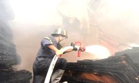Cháy xưởng mút xốp ở Bình Dương, cột khói đen bốc cao hàng chục mét