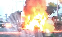 CLIP: Đầu xe container bất ngờ bốc cháy ngùn ngụt trên quốc lộ 1A