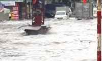 Đường phố Bình Dương, Bình Phước tan hoang sau cơn mưa lớn kéo dài