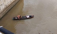 Giải cứu nam tài xế trong ô tô lao xuống sông Đồng Nai
