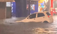 Nhiều ô tô bị cuốn trôi trong cơn mưa lớn ở Bình Dương 