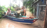 Người dân Bình Dương chèo xuồng trên đường phố sau cơn mưa lớn
