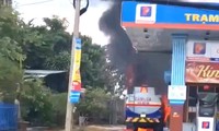 Xe bồn bốc cháy dữ dội tại cửa hàng xăng dầu bên quốc lộ 13
