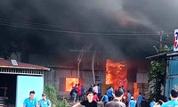 Cháy ngùn ngụt tại công ty gỗ ở Bình Dương, khói đen bốc cao hàng chục mét, công nhân bỏ chạy tán loạn