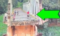 Video ghi lại cảnh nam thanh niên đi xe máy đến cầu rồi nhảy xuống sông