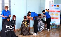 Tuổi trẻ đất Thủ khám bệnh, cắt tóc miễn phí cho trẻ em vùng biên giới đón Tết