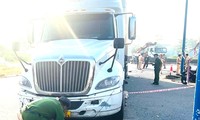 Bị xe container cuốn vào gầm, hai công nhân tử vong