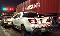 Xe container tông dồn toa cả loạt ô tô dừng đèn đỏ
