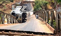 A truck carrying sand caused a bridge to collapse in Binh Phuoc