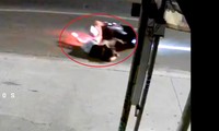 [CLIP] Người phụ nữ và con nhỏ ngã nhào sau khi bị cướp giật túi xách