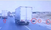 CLIP: Xe container ép ô tô tải gây ra vụ tai nạn rồi bỏ chạy