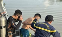 CLIP: Người nhái tìm kiếm 3 nữ sinh mất tích trên sông ở Bình Dương