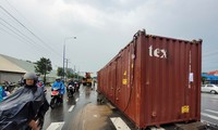 Container chứa đầy hàng hóa lao xuống nằm chắn đường suốt 3 giờ đồng hồ