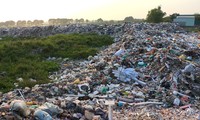 &apos;Núi&apos; rác thải tự phát dài cả trăm mét lưu cữu nhiều năm tại Hà Nội