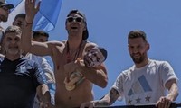 Thủ môn Argentina bị chỉ trích vì ôm búp bê hình Mbappe đi diễu hành