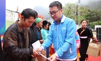 Anh Nguyễn Tường Lâm trao quà cho hộ gia đình có hoàn cảnh khó khăn.