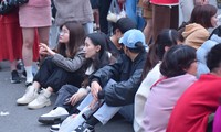 Quanh Hồ Gươm đông kín người, giới trẻ ngồi bệt giữ chỗ chờ đón năm mới