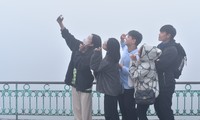 Giới trẻ thích thú check in cảnh sương mù huyền ảo ở Hà Nội trong ngày Tết ông Công, ông Táo