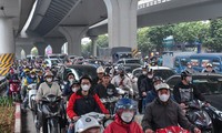 Người dân đổ dồn về quê nghỉ lễ, đường phố Hà Nội đông nghịt chiều 28 Tết