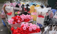 Hoa hồng, gấu bông, socola xuống phố Hà Nội ngày Valentine