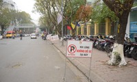 Muôn kiểu rào chắn không cho ôtô đỗ cửa, cấm xe leo vỉa hè ở Hà Nội