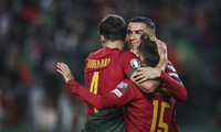 Các cầu thủ Bồ Đào Nha ăn mừng chiến thắng