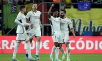Các cầu thủ Real Madrid ăn mừng cùng với Rodrygo sau khi tiền đạo người Brazil lập công