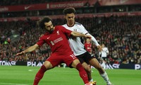 Salah tranh chấp với hậu vệ Fulham.