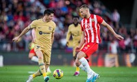 Lewandowski tranh chấp với cầu thủ Almeria trong trận đấu vào mùa giải trước.