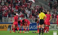 Các cầu thủ U23 Hàn Quốc tỏ ra thất vọng sau trận thua trước U23 Indonesia.
