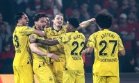 Các cầu thủ Dortmund ăn mừng.