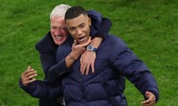 Mbappe và HLV Deschamps.