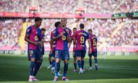 Các cầu thủ Barcelona ăn mừng. 