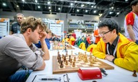 Lê Quang Liêm và Magnus Carlsen. 