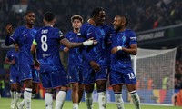 Các cầu thủ Chelsea ăn mừng bàn thắng. 