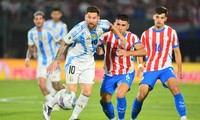 Messi bị các cầu thủ Paraguay theo kèm rất chặt.