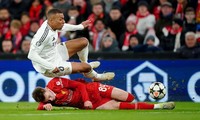 Mbappe hoàn toàn thất thế trong các pha tranh chấp với Bradley. 