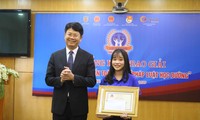 Ông Nguyễn Thanh Tịnh, Thứ trưởng Bộ Tư pháp trao giải nhất cho thí sinh Nguyễn Thị Huyền Trang (Trường cao đẳng Y tế Huế)