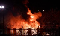 Lửa bốc cháy dữ dội tại hiện trường. (Nguồn: Daily Mail)