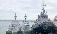 Từ trái sang: tàu Nikopol, tàu Berdyansk, tàu Yany Kapu của Hải quân Ukraine bị kéo về cảng Kerch. Ảnh: Tass