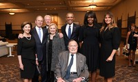 Ông Bush chụp ảnh cùng vợ chồng cựu Tổng thống Obama, cựu Tổng thống Bill Clinton, Đệ nhất phu nhân Melania Trump cùng con trai và con dâu tại lễ tang của vợ ông hồi tháng 4. (Ảnh: Office of George H.W. Bush)
