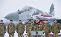 Tổng thống Ukraine Petro Poroshenko phát biểu tại căn cứ không quân ở Vasylkiv gần Kiev ngày 1/12. Ảnh: Reutes