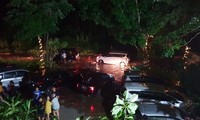 Nước dâng cao ập vào các tuyến đường tại những vùng ven eo biển Sunda vào rạng snsag 23/12. Ảnh: Twitter