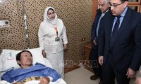 Thủ tướng Ai Cập Mostafa Madbouli thăm hỏi các nạn nhân Việt Nam tại bệnh viện.Ảnh: TTXVN