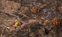 Huy động trực thăng tìm kiếm nạn nhân bị chôn vùi do vỡ đập ở Brazil