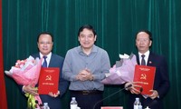 Đồng chí Nguyễn Đắc Vinh trao quyết định và chúc mừng các đồng chí Nguyễn Nam Đình, Bùi Thanh An.