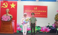 Thượng tướng Nguyễn Văn Thành trao quyết định và chúc mừng Đại tá Nguyễn Văn Trãi.